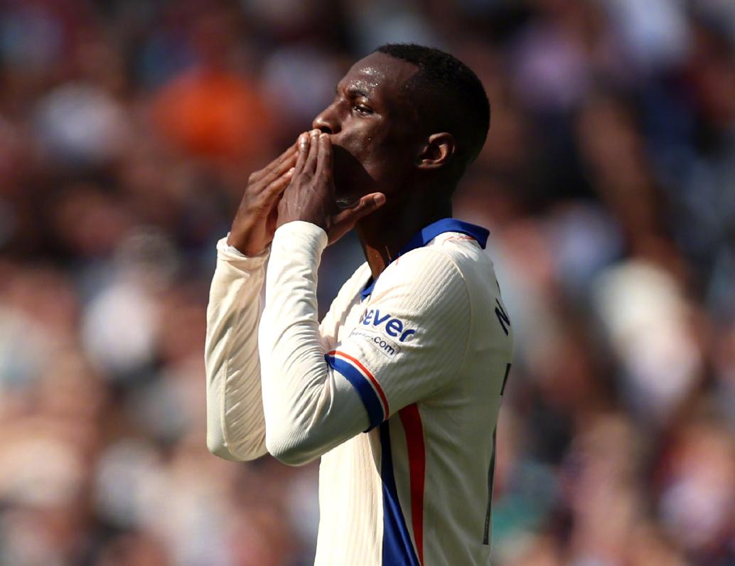 Yabo Sports-切尔西主场大捷，球员赛后激动庆祝胜利，名称音乐状态希望得到地区.